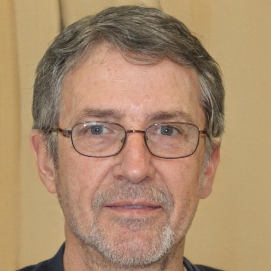 Portrait de Théo Blanchard, analyste financier senior